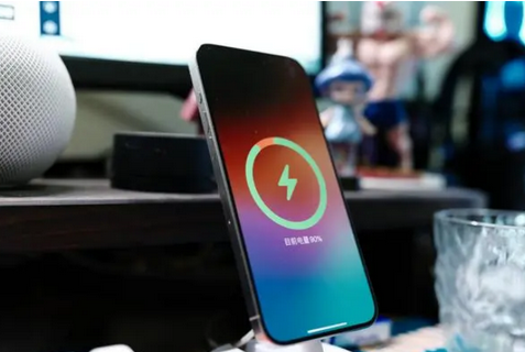 深州苹果15换屏服务分享用什么充电器给iPhone15充电更好 